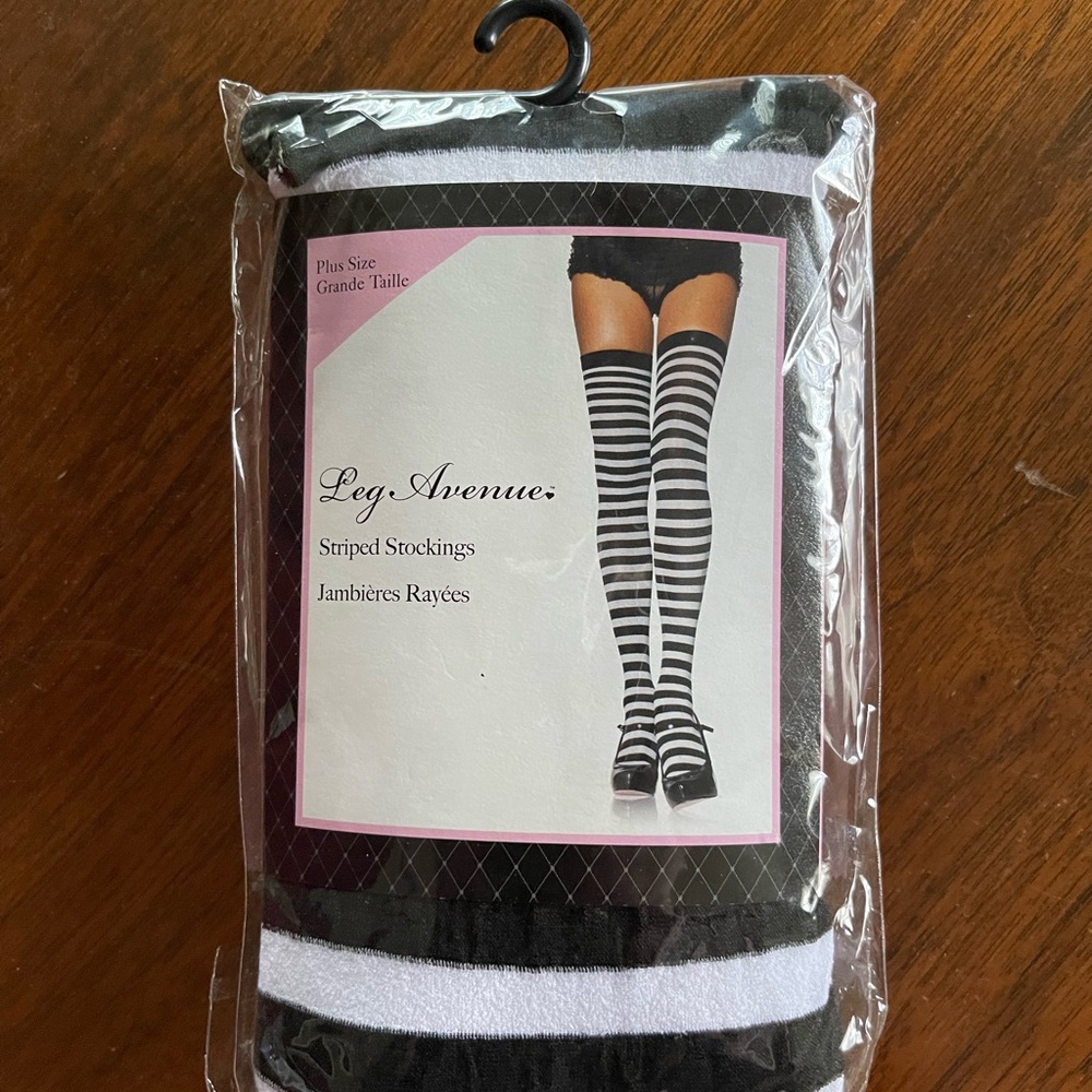 NWT LEG AVENUE STRIPED STOCKINGS